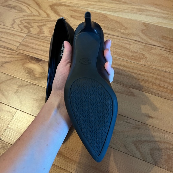 Michael Kors Dorothy Flex Leather Pump - Picture 4 of 12